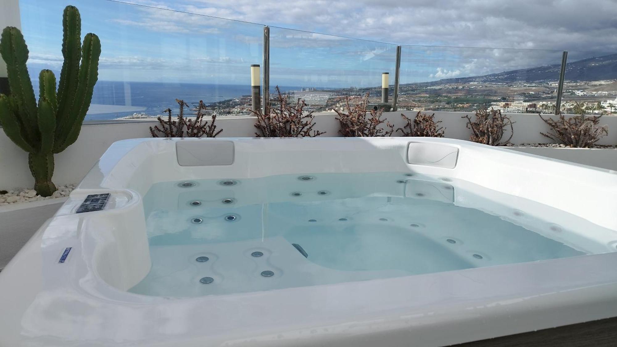 Sunset White Villa - Ocean View, Jakuzzi, Heated Pool, Air-Conditioning, Grill Playa de las Americas (Tenerife) Exterior foto